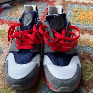 Mens Nike sneaker.  Size: 11.5